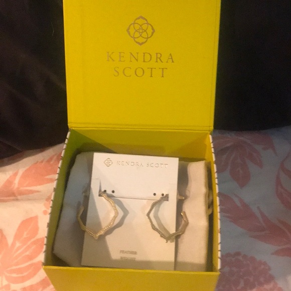 NWT Kendra Scott gold scalloped hoop earrings